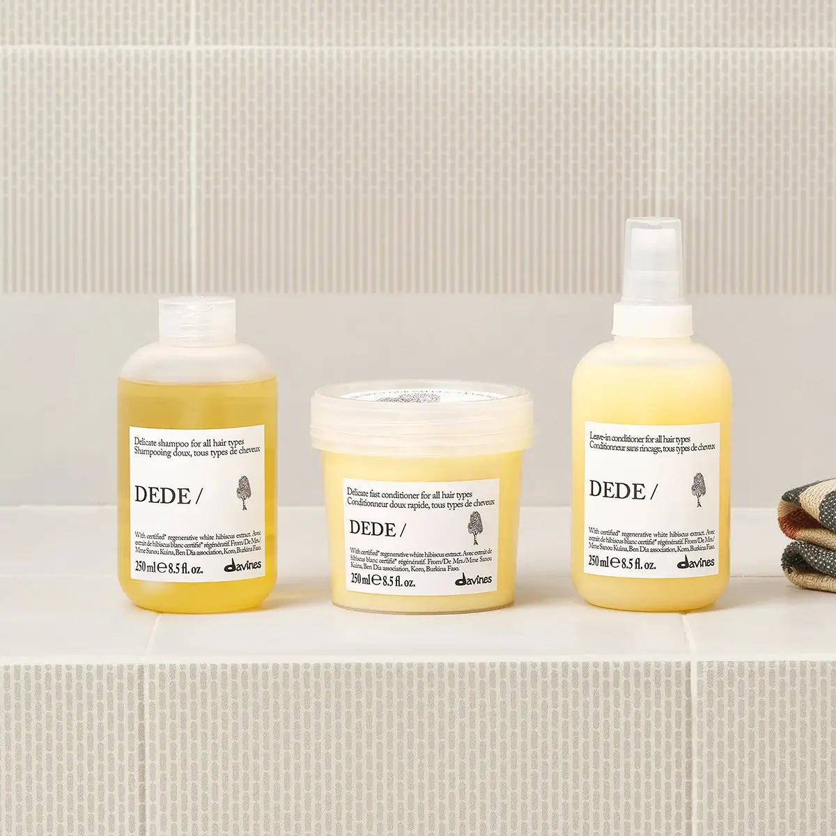 Davines Essential Haircare Dede Shampoo, Conditioner und Leave-in Conditioner auf Ablage