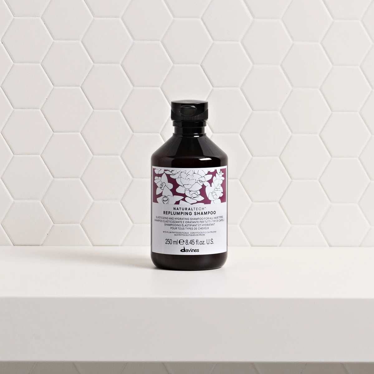 Davines Naturaltech Replumping Shampoo vor weissem Hintergrund