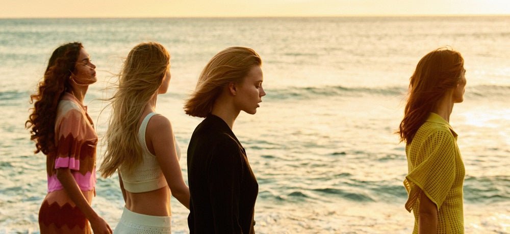 gruppe von frauen vor dem meer