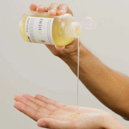 Davines Essential Haircare Dede Shampoo in Hand geträufelt