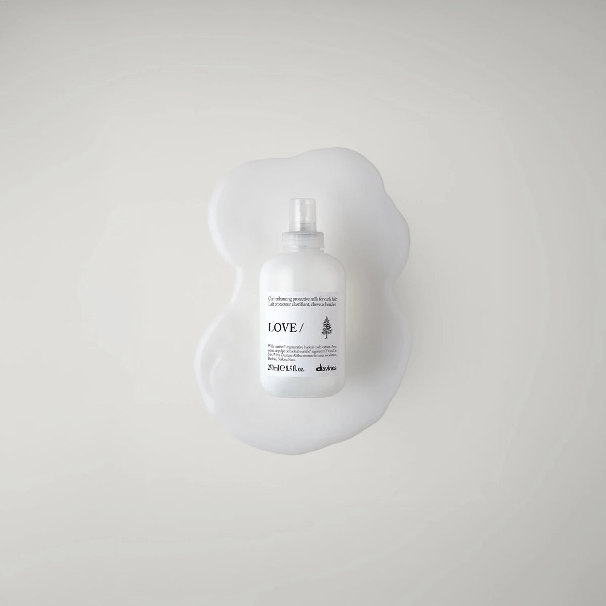 Davines Essential Haircare Love Curl Enhancing Milk in Flüssigkeit liegend