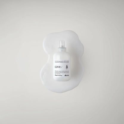 Davines Essential Haircare Love Curl Enhancing Milk in Flüssigkeit liegend