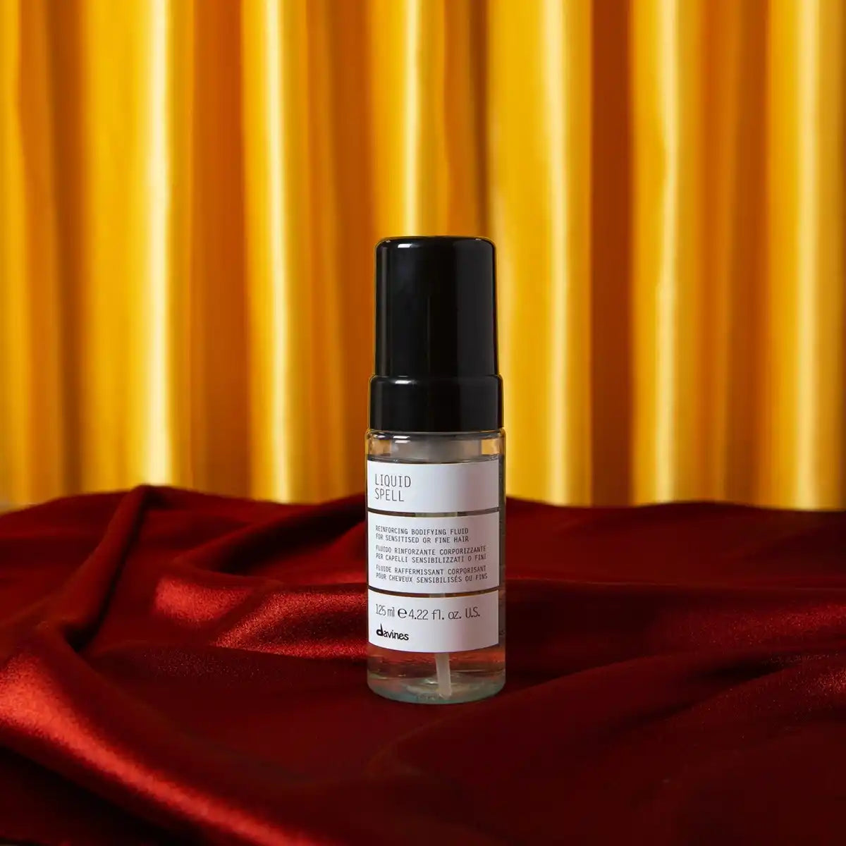 Davines Liquid Spell auf rotem Tuch