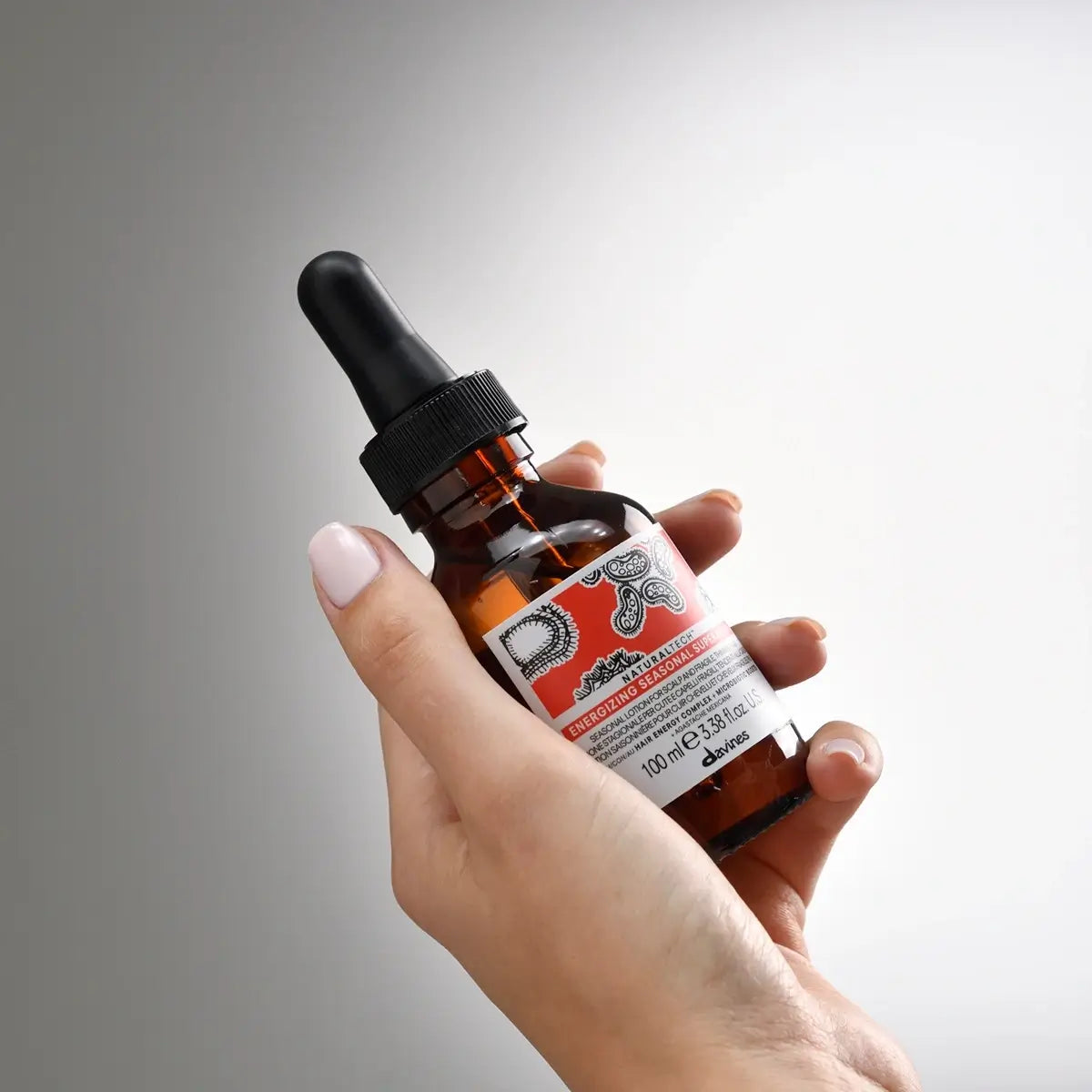 Davines Naturaltech Energizing Seasonal Superactive in Hand gehalten
