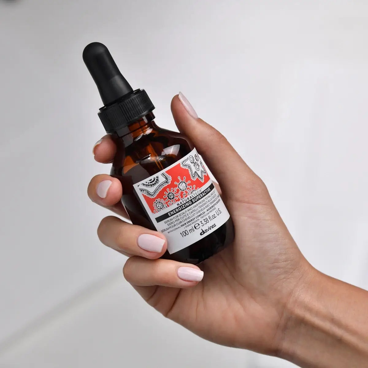 Davines Naturaltech Energizing Superactive in Hand gehalten