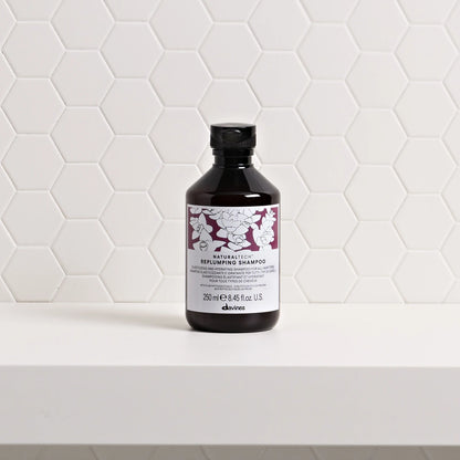Davines Naturaltech Replumping Shampoo vor weissem Hintergrund