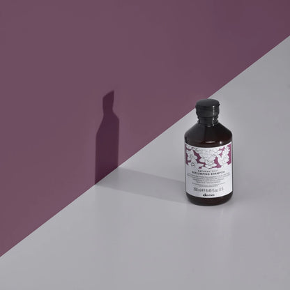 Davines Naturaltech Replumping Shampoo mit Hintergrund