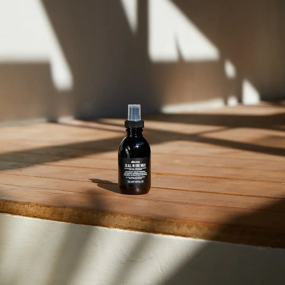Davines OI All In One Milk auf einem Tisch stehend