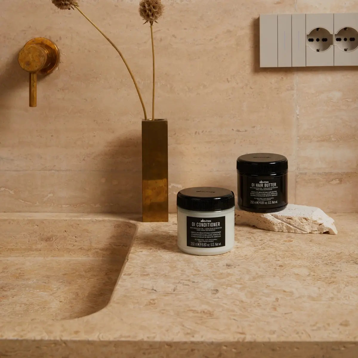 Davines OI Conditioner und Hair Butter neben einem Waschbecken