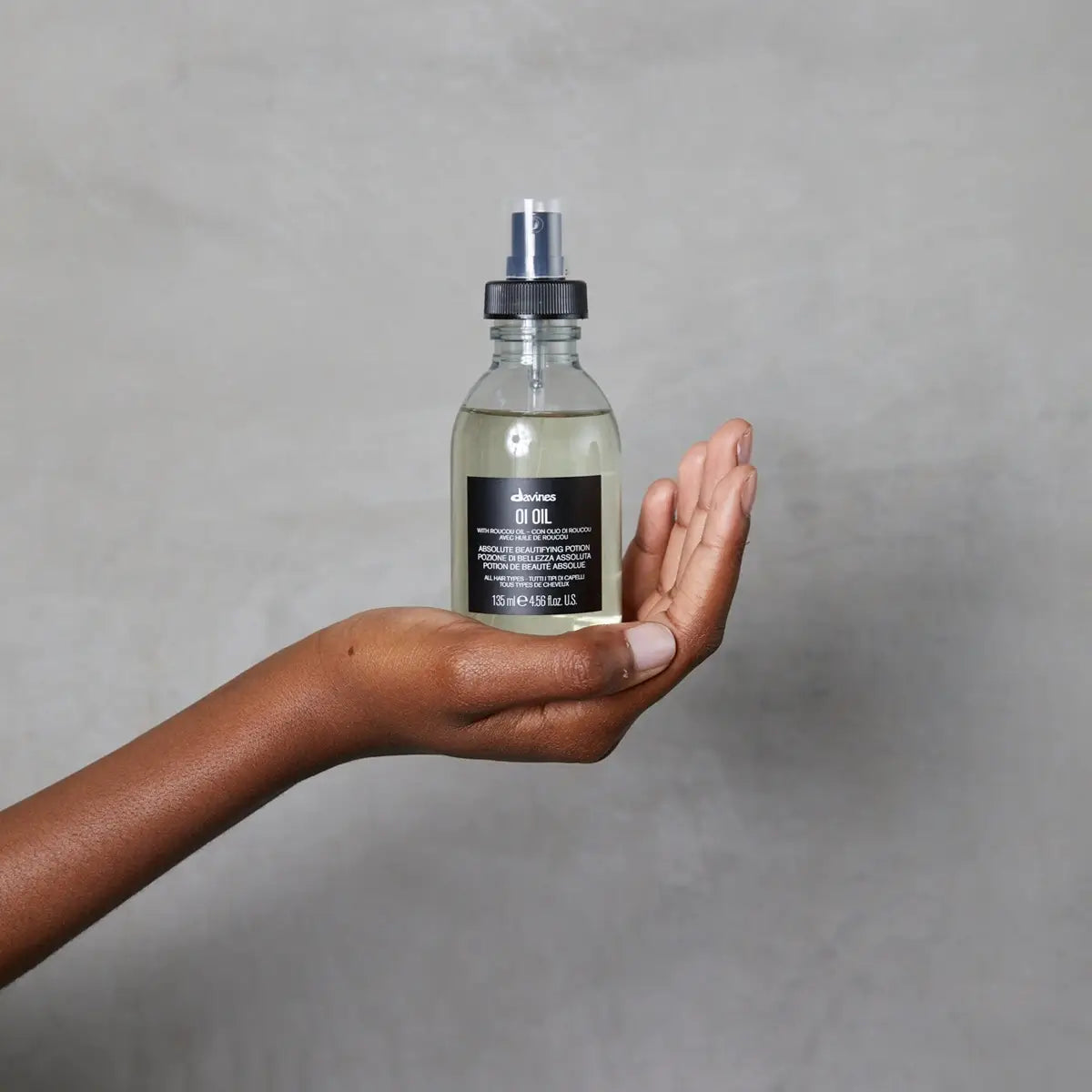 Davines OI Oil in einer Hand