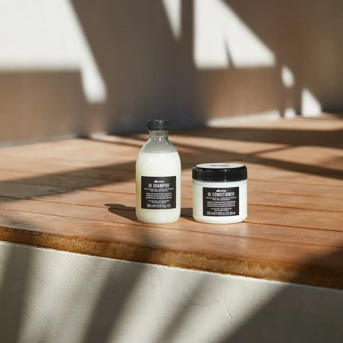 Davines OI Shampoo und Conditioner auf einem Tisch